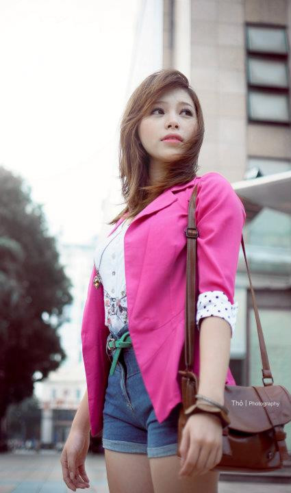 Để rồi lại ngóng chờ, lại trông đợi. Giữa tiết trời cuối đông, bạn có thể học lỏm style của cô nàng này. Tuy nhiên, thay vì diện sooc ngắn, hãy sắm sửa chiếc quần jeans ống côn ấm áp nhé.