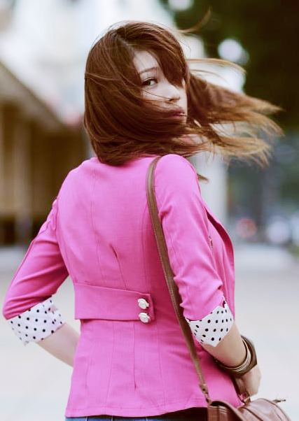 Mỗi lúc, hướng đi của gió càng mạnh, bước chân của cô gái lại càng vội vã hơn. Dưới sắc chiều phai nhạt, màu áo vẫn ánh lên nét tươi tắn, ấm áp. Áo vest cách điệu với tay áo cài chấm bi, đai lưng xinh ngang eo giúp teen girl trở nên cá tính hơn.