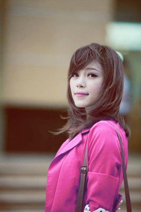 Dừng lại một chút, mỉm cười và ngóng trông về nơi xa. Việc trang điểm nhẹ nhàng theo tông hồng phấn giúp thiếu nữ vừa dịu dàng, tươi trẻ, vừa rất đỗi đáng yêu.