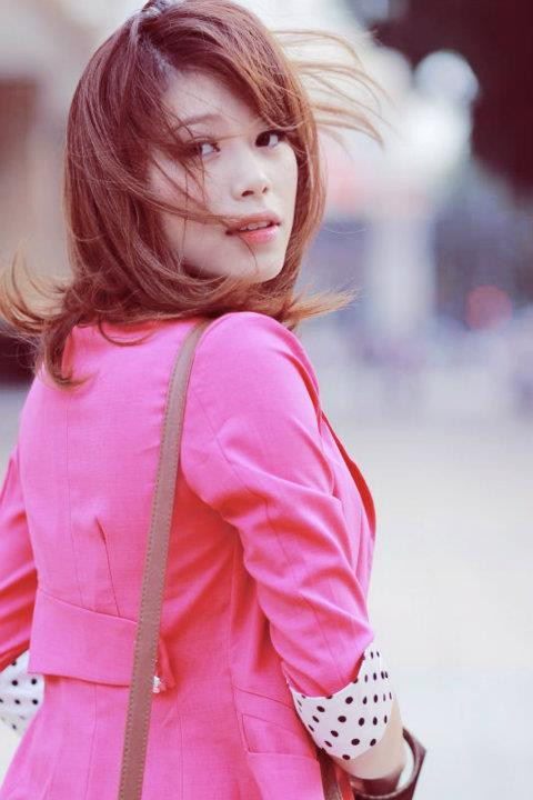 Chiếc áo hồng ngọt ngào cô gái diện tưởng đã nổi bật lắm, đẹp lắm, nhưng hóa ra chưa đủ sức níu chân chàng gió. Làn tóc xõa buông lơi mềm mại.