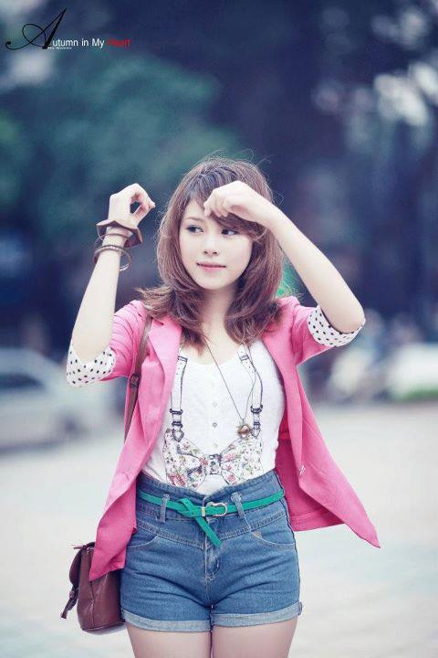 Phong cách Tây thể hiện rõ qua cách phối màu tóc với màu của trang phục. Có thể kết hợp áo vest hồng thời trang với áo pull trắng dáng dài cũng rất đẹp.