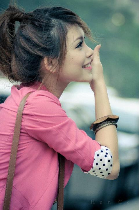 Tóc buộc cao, cô bạn khoe các đường nét xinh xắn, thanh tú của gương mặt.