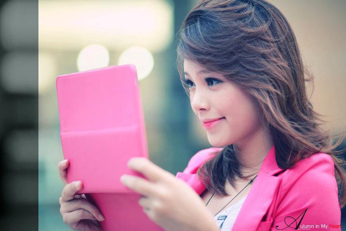 Con gái là thế, sẵn sàng làm điệu tự nhiên, vô tư ngay giữa phố phường.