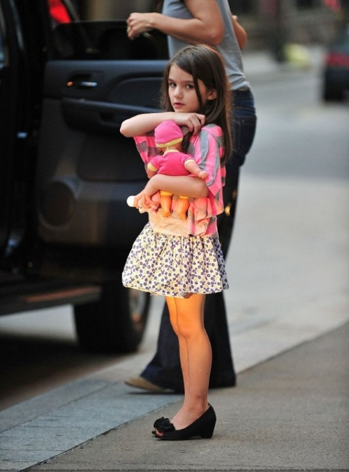 Tiểu thư nhà Cruise điệu đà với giày búp bê đen - điệu như người lớn. Chiếc váy hoa cô bé diện cũng rất xinh xắn.