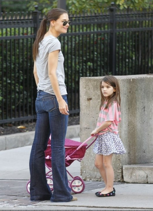 Trong khi mẹ Katie hơi "lôi thôi", Suri lại cực kỳ thanh lịch váy xòe hoa và áo pull kẻ.
