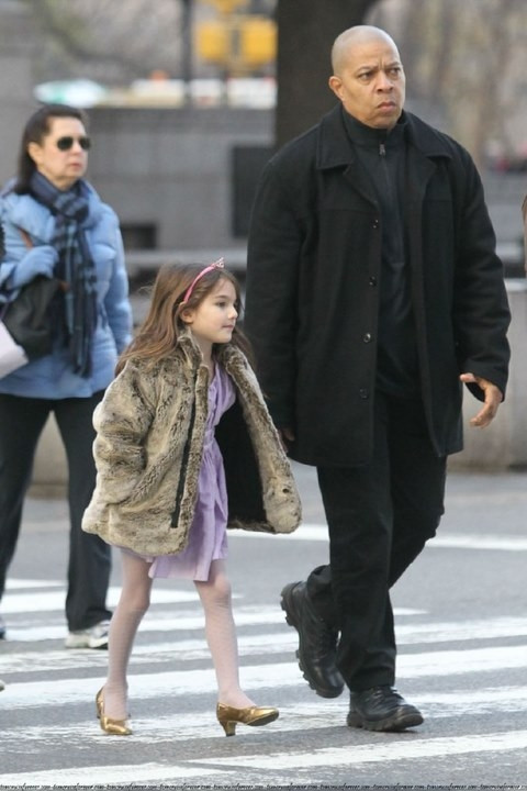 Áo khoác lông là "cưng" của hàng loạt sao nữ Hollywood, tất nhiên với Suri cũng vậy.