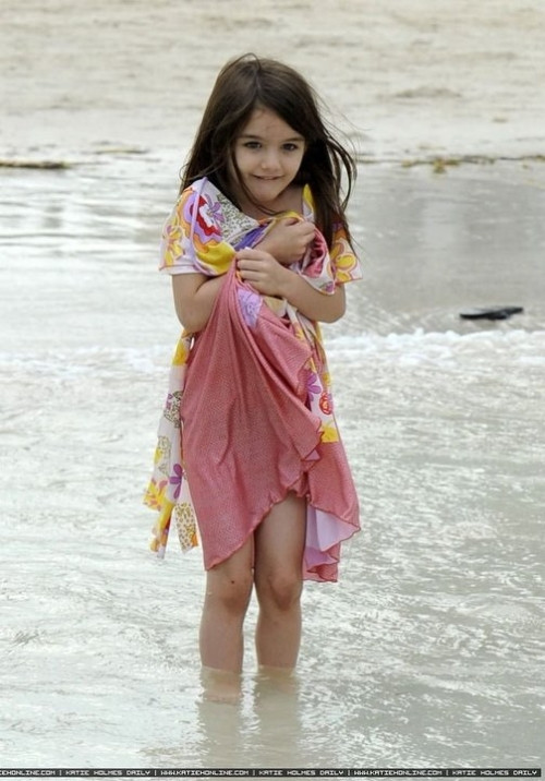 Để rồi khi ra nước, cô bé lại rón rén, điệu đà với váy hoa xinh mềm mại.