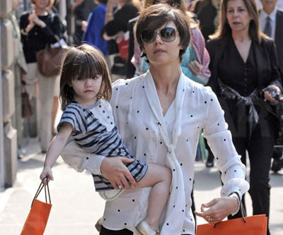 Xuất thân trong một gia đình nghệ sĩ nổi tiếng, "công chúa" nhỏ Suri cũng có tổ chất của một nhân vật của công chúng. Không hề tỏ ra lạ lẫm với ống kính máy ảnh, Suri thậm chí còn điệu đà thể hiện mình một cách rất chuyên nghiệp.