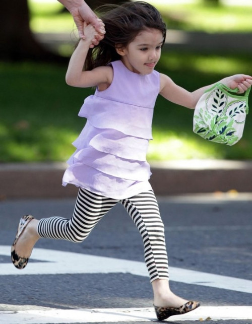 Điệu đà , sành điệu với áo bèo xếp tầng, quần phong cách "ngựa vằn" thời trang.