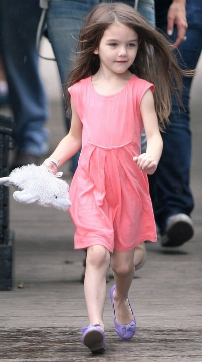 Vô cùng xinh xắn, dễ thương với váy liền hồng kẹo ngọt. Nhìn dáng đi tự tin của cô bé, có lẽ Suri cũng ý thức được "mình đang rất đẹp" sao?