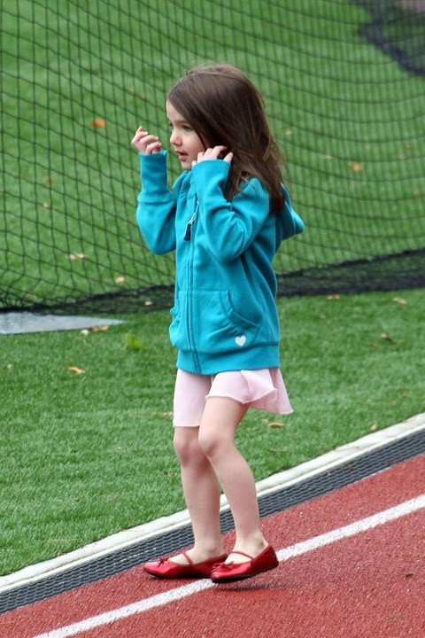 Khi ra sân bóng, cô bé lại diện style vô cùng thể thao, khỏe khoắn với áo khoác nỉ xanh.