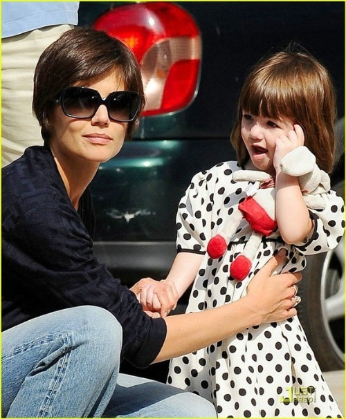 Như búp bê xinh với váy chấm bi. Không biết có phải Suri đã diện váy này hay không mà chấm bi được dịp lên ngôi trong 2 năm trở lại đây.