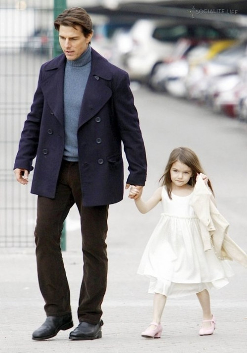 Xinh xắn như thiên thần với váy trắng tinh khôi.