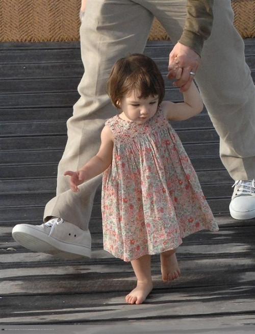 Lũn chũn, bụ bẫm trong chiếc áo váy bồng bềnh.