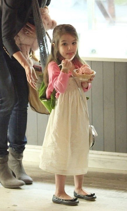 Đi ăn kem cùng bố, cô bé diện chiếc váy dài, trông dịu dàng và ra dáng thiếu nữ, yêu yêu lạ. Sở hữu một khuôn mặt trong sáng, đáng yêu với phong cách ăn mặc cực chất, Suri đã "đăng quang" vị trí "nữ hoàng thời trang nhí" trong con mắt của các fans trên toàn thế giới.