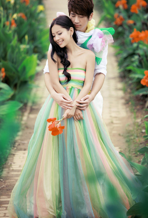 Khoảnh khắc tuyệt đẹp, tình yêu thăng hoa cảm xúc giữa vườn hoa xuân. Khoảnh khắc tuyệt đẹp, tình yêu thăng hoa cảm xúc giữa vườn hoa xuân.