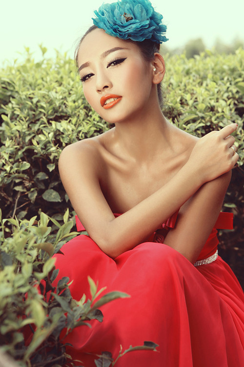 Son môi đỏ luôn mang lại cảm giác nồng nàn, quyến rũ nhưng cũng rất táo bạo. Son môi đỏ luôn mang lại cảm giác nồng nàn, quyến rũ nhưng cũng rất táo bạo.