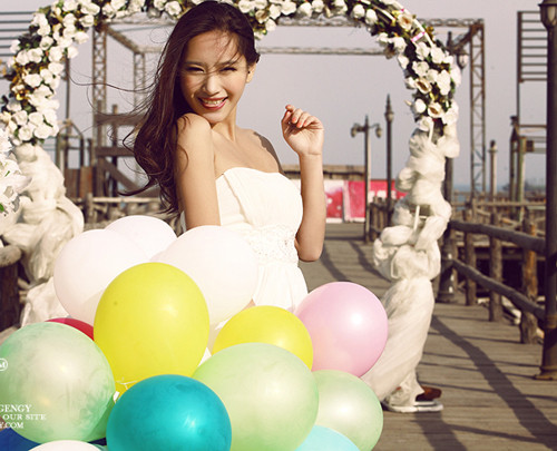 Điểm nhấn chính là màu son môi rực rỡ kết hợp cùng tông phấn mắt nâu. Điểm nhấn chính là màu son môi rực rỡ kết hợp cùng tông phấn mắt nâu.