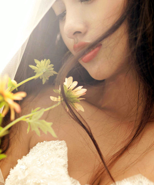 Với mái tóc dài, chỉ cần để tóc xõa đơn giản, kết hợp với khăn voan dài đã đủ hấp dẫn. Lựa son môi hồng đào nữa là tuyệt vời. Với mái tóc dài, chỉ cần để tóc xõa đơn giản, kết hợp với khăn voan dài đã đủ hấp dẫn. Lựa son môi hồng đào nữa là tuyệt vời.