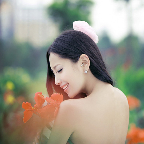 Gương mặt trang điểm nhẹ nhàng sẽ mang lại cho cô dâu vẻ đẹp thuần khiết, tự nhiên. Gương mặt trang điểm nhẹ nhàng sẽ mang lại cho cô dâu vẻ đẹp thuần khiết, tự nhiên.