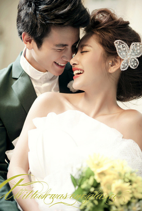 Kiểu tóc vấn thêm điệu đà với nữ trang gài trên tóc. Kiểu tóc vấn thêm điệu đà với nữ trang gài trên tóc.