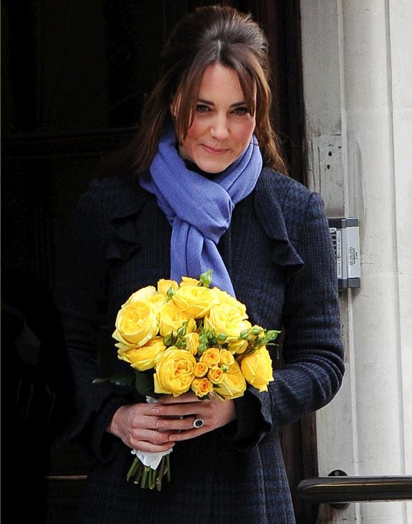 Thế nhưng sự xuất hiện lần này của công nương và hoàng tử William khiến cho người dân Anh cũng như truyền thông thế giới ngạc nhiên và vui mừng khi thấy cô vẫn khỏe mạnh và rạng rỡ hơn bao giờ hết. Thế nhưng sự xuất hiện lần này của công nương và hoàng tử William khiến cho người dân Anh cũng như truyền thông thế giới ngạc nhiên và vui mừng khi thấy cô vẫn khỏe mạnh và rạng rỡ hơn bao giờ hết.