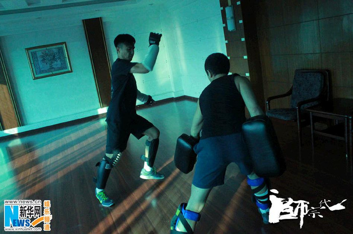 Lương Triều Vỹ trên sàn tập với võ sư. Lương Triều Vỹ trên sàn tập với võ sư.