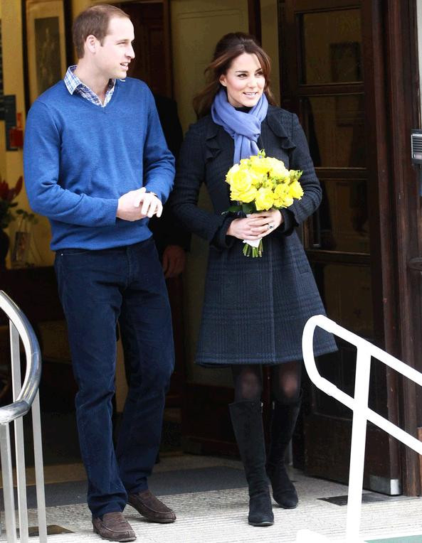 Kate Middleton tay cầm bó hoa hồng vàng, khuôn mặt rạng ngời hạnh phúc của người phụ nữ sắp lên chức làm mẹ. Kate Middleton tay cầm bó hoa hồng vàng, khuôn mặt rạng ngời hạnh phúc của người phụ nữ sắp lên chức làm mẹ.