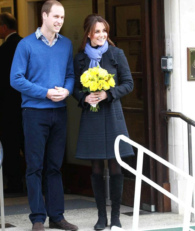 Chiếc khăn quàng cổ của Catherine thực sự ăn nhập với áo len cổ tim của hoàng tử trong lần xuất hiện này. Chiếc khăn quàng cổ của Catherine thực sự ăn nhập với áo len cổ tim của hoàng tử trong lần xuất hiện này.