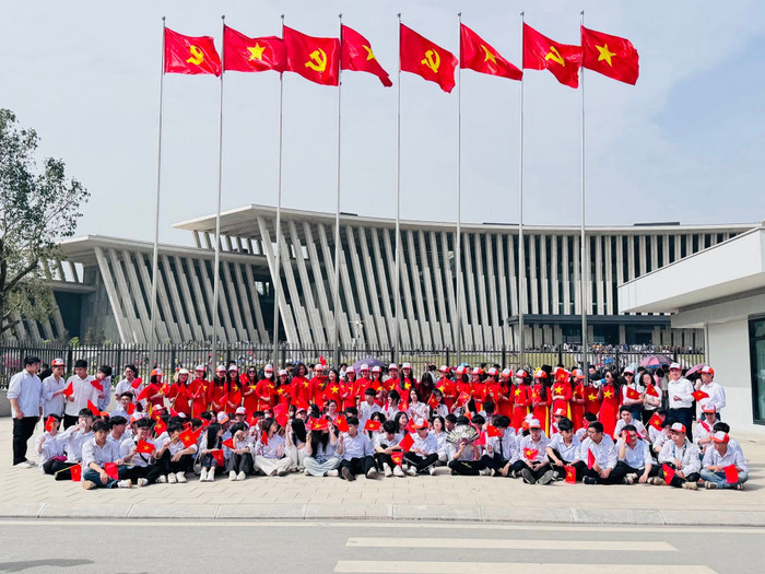 Cán bộ nhân viên và học sinh Trường Trung học phổ thông Nguyễn Huệ đến thăm Bảo tàng Lịch sử Quân sự Việt Nam. Ảnh: Trường Trung học phổ thông Nguyễn Huệ 491298579_682324187890572_964024276568663984_n.jpg