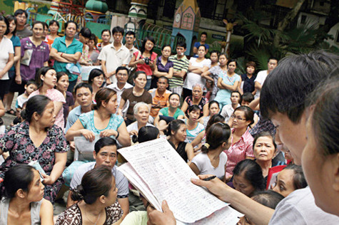 Thay vì xếp hàng qua đêm mua đơn, năm nay các trường mầm non ở Hà Nội tổ chức cho phụ huynh bốc thăm xem trẻ nào may mắn có chỗ học - Ảnh: Ngọc Thắng
