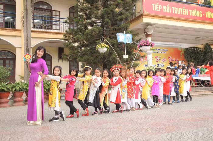 Cô giáo Hường luôn được học sinh quý mến và phụ huynh tin tưởng, gửi gắm (Ảnh: CTV) Cô giáo Hường luôn được học sinh quý mến và phụ huynh tin tưởng, gửi gắm (Ảnh: CTV)