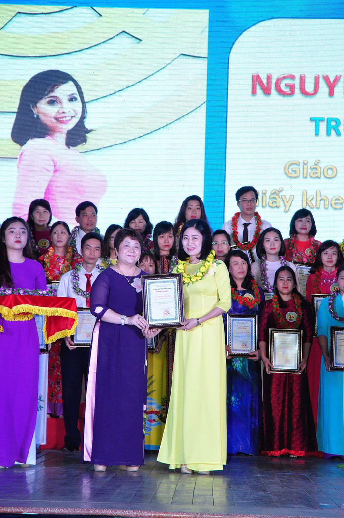 Cô giáo Trần Minh Hường được Ủy ban nhân dân quận Lê Chân biểu dương, khen thưởng (Ảnh: CTV) Cô giáo Trần Minh Hường được Ủy ban nhân dân quận Lê Chân biểu dương, khen thưởng (Ảnh: CTV)