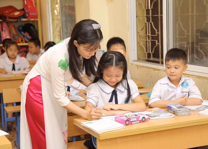 Cô giáo Hường luôn trăn trở tìm phương pháp dạy học tối ưu nhất cho học sinh (Ảnh: CTV) Cô giáo Hường luôn trăn trở tìm phương pháp dạy học tối ưu nhất cho học sinh (Ảnh: CTV)