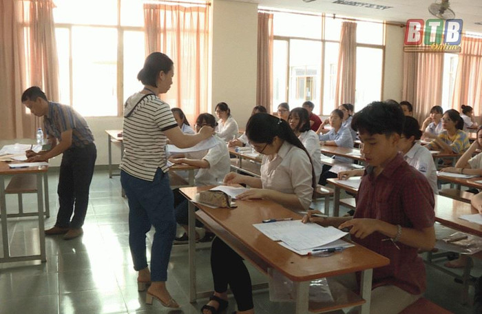 Giám thị phát đề thi cho các thí sinh. Ảnh: Báo Thái Bình.