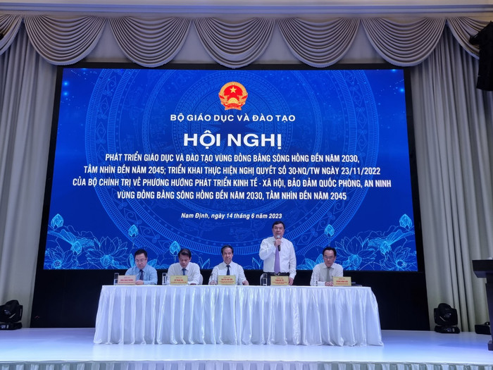 Chủ trì phần tham luận, thảo luận tại Hội nghị (từ trái qua phải ảnh): Phó Chủ nhiệm Ủy ban Văn hóa, Giáo dục của Quốc hội Đặng Xuân Phương; Phó Trưởng Ban Tuyên Giáo Trung ương Vũ Thanh Mai; Bộ trưởng Nguyễn Kim Sơn; Bí thư Tỉnh uỷ Nam Định Phạm Gia Túc; Thứ trưởng Bộ Giáo dục và Đào tạo Hoàng Minh Sơn (Ảnh: Lã Tiến) Chủ trì phần tham luận, thảo luận tại Hội nghị (từ trái qua phải ảnh): Phó Chủ nhiệm Ủy ban Văn hóa, Giáo dục của Quốc hội Đặng Xuân Phương; Phó Trưởng Ban Tuyên Giáo Trung ương Vũ Thanh Mai; Bộ trưởng Nguyễn Kim Sơn; Bí thư Tỉnh uỷ Nam Định Phạm Gia Túc; Thứ trưởng Bộ Giáo dục và Đào tạo Hoàng Minh Sơn (Ảnh: Lã Tiến)