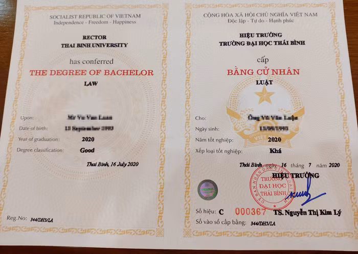 Bằng tốt nghiệp Trường Đại học Thái Bình cấp cho học viên tại Hải Phòng (Ảnh: Lã Tiến)