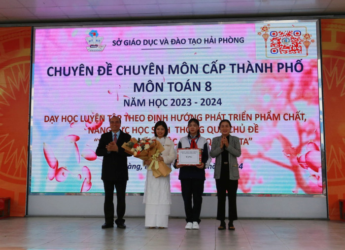 Lãnh đạo Sở Giáo dục và Đào tạo, quận Hồng Bàng tặng hoa, quà giáo viên và học sinh thực hiện tiết dạy minh hoạ (Ảnh: LT) Lãnh đạo Sở Giáo dục và Đào tạo, quận Hồng Bàng tặng hoa, quà giáo viên và học sinh thực hiện tiết dạy minh hoạ (Ảnh: LT)