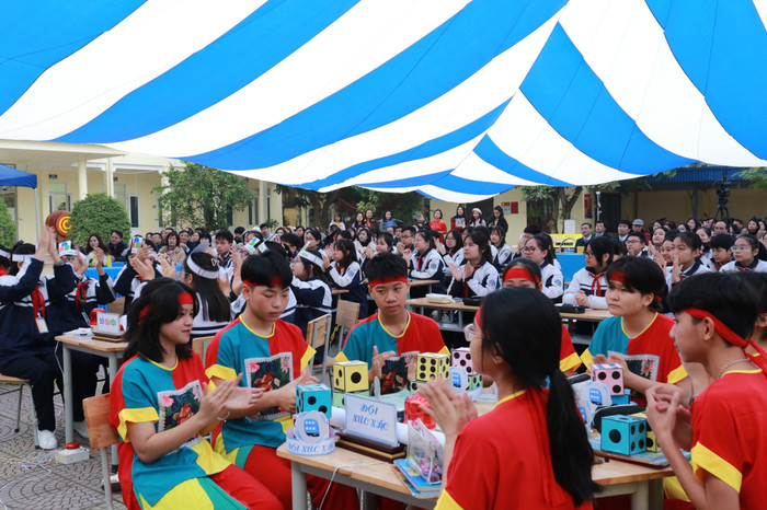 Giáo viên đã sử dụng nhiều phương pháp, kỹ thuật dạy học hiện đại (Ảnh: Lã Tiến) Giáo viên đã sử dụng nhiều phương pháp, kỹ thuật dạy học hiện đại (Ảnh: Lã Tiến)