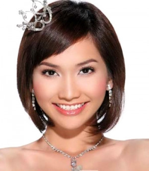 Đừng nghĩ rằng những mái tóc vấn cầu kỳ mới là đẹp, đôi khi sự đơn giản, trang nhã lại khiến bạn "ghi điểm" cao trong mắt quan viên hai họ đấy nhé. Như diễn viên Kim Hiền đây chẳng hạn, cô ấy chỉ sử dụng duy nhất chiếc vương miện nhỏ xinh làm điệu cho tóc, vậy mà lộng lẫy chẳng khác nào nàng công chúa trong truyện cổ tích. (Ảnh: love) Đừng nghĩ rằng những mái tóc vấn cầu kỳ mới là đẹp, đôi khi sự đơn giản, trang nhã lại khiến bạn "ghi điểm" cao trong mắt quan viên hai họ đấy nhé. Như diễn viên Kim Hiền đây chẳng hạn, cô ấy chỉ sử dụng duy nhất chiếc vương miện nhỏ xinh làm điệu cho tóc, vậy mà lộng lẫy chẳng khác nào nàng công chúa trong truyện cổ tích. (Ảnh: love)