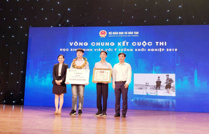 Đại diện Bộ Giáo dục và Đào tạo (bên trái) trao thưởng và Trung ương Đoàn (bên phải) tặng bằng khen cho 2 học sinh của Quảng Ninh đã đoạt giải ba tại Cuộc thi SV-Startup 2019. (Ảnh: CTV) Đại diện Bộ Giáo dục và Đào tạo (bên trái) trao thưởng và Trung ương Đoàn (bên phải) tặng bằng khen cho 2 học sinh của Quảng Ninh đã đoạt giải ba tại Cuộc thi SV-Startup 2019. (Ảnh: CTV)
