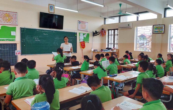 Phụ huynh lớp 1 Trường tiểu học Hùng Vương (Hải Phòng) cho rằng họ phải đóng quá nhiều khoản đầu năm học (Ảnh: Lã Tiến)