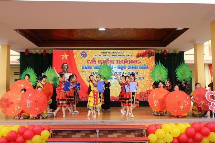 Tiết mục văn nghệ đặc sắc tại lễ biểu dương (Ảnh: TL) GDVN_thcs-lkt-tong-ket-10.jpg