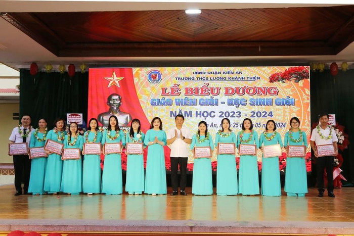 Lãnh đạo quận Kiến An trao thưởng các giáo viên đạt thành tích cao trong giảng dạy (Ảnh: TL) GDVN_thcs-lkt-tong-ket-8.jpg