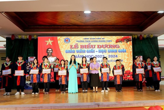 Khen thưởng các em học sinh đạt thành tích cao trong học tập (Ảnh: TL) GDVN_thcs-lkt-tong-ket-3.jpg