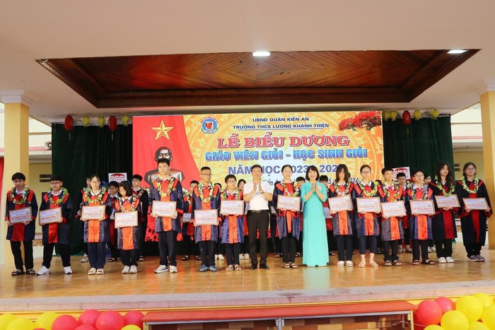 Khen thưởng các em học sinh đạt thành tích cao trong học tập (Ảnh: TL) GDVN_thcs-lkt-tong-ket-5.jpg