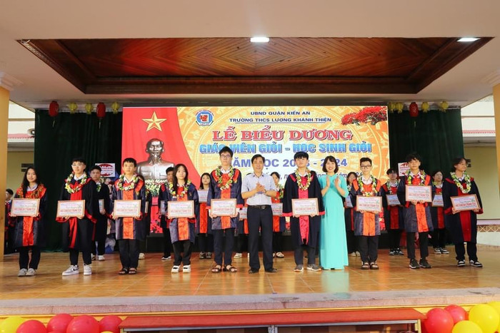 Khen thưởng các em học sinh đạt thành tích cao trong học tập (Ảnh: TL) GDVN_thcs-lkt-tong-ket-2.jpg