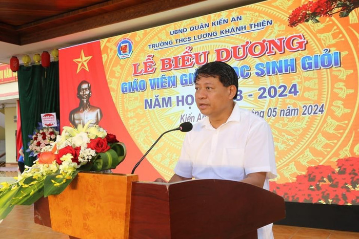 Ông Phạm Văn Khanh - Bí thư Quận ủy Kiến An phát biểu tại lễ biểu dương (Ảnh: TL) GDVN_thcs-lkt-tong-ket-1.jpg