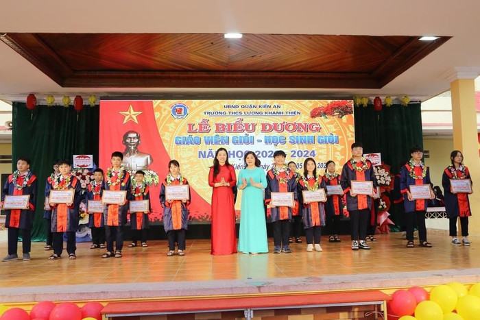 Khen thưởng các em học sinh đạt thành tích cao trong học tập (Ảnh: TL) GDVN_thcs-lkt-tong-ket-7.jpg