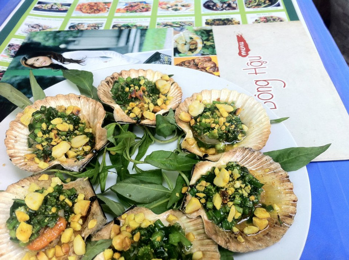 Món sò nướng mỡ hành được phóng viên Yanick Villedieu nhắc đến trong bài viết của mình. Món sò nướng mỡ hành được phóng viên Yanick Villedieu nhắc đến trong bài viết của mình.